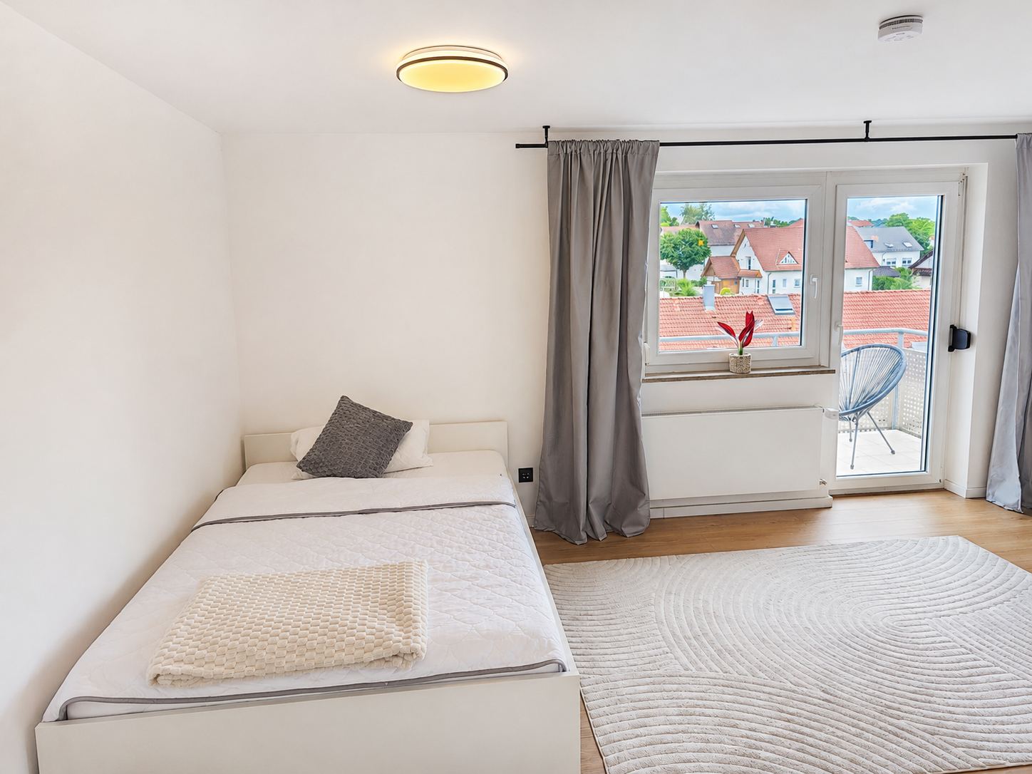 Bett in Zimmer 2 mit Blick auf die Balkontür