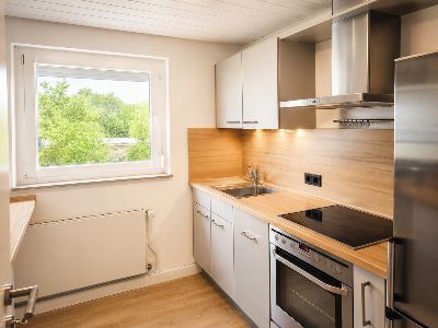 Cuisine commune avec évier et vue sur le jardin