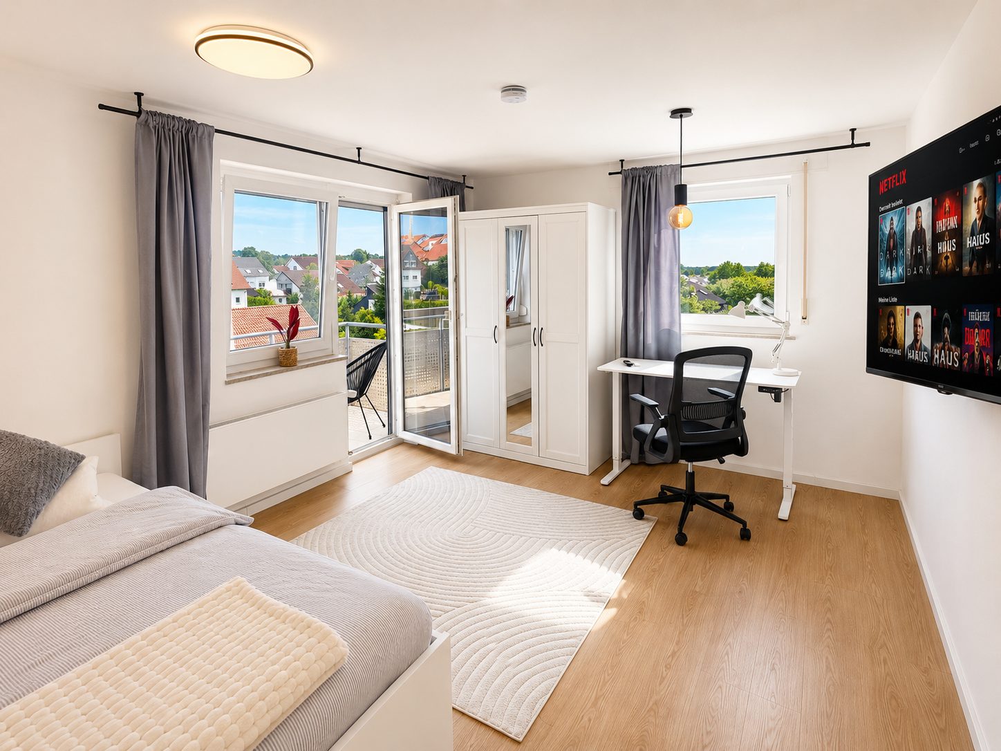 Zimmer 2 gesamt: zwei Fenster, Balkontür und viel Tageslicht