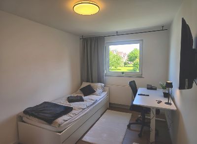 Chambre 1 : lit et bureau réglable en hauteur