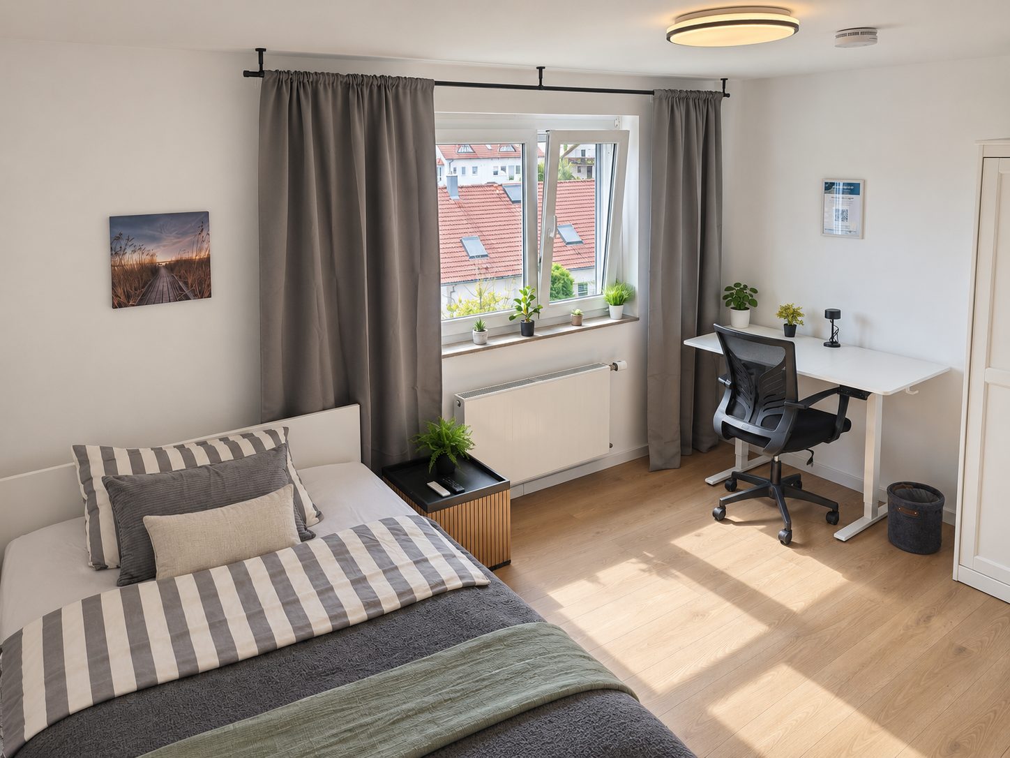 Lit et fenêtre de la chambre 3 avec vue sur les toits de Großbettlingen