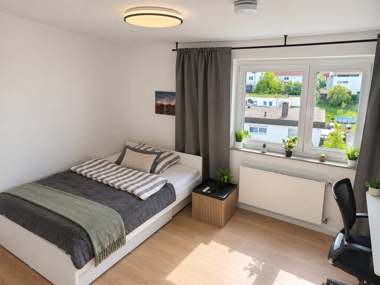 Bureau près de la fenêtre de la chambre 3 avec des plantes sur le rebord