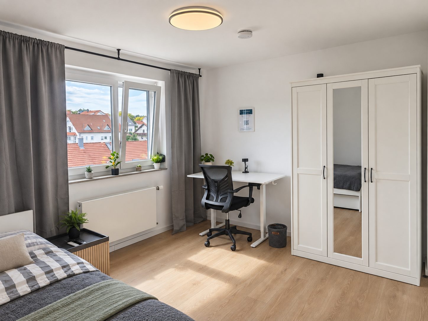 Bureau électrique réglable en hauteur et armoire à trois portes avec miroir dans la chambre 3