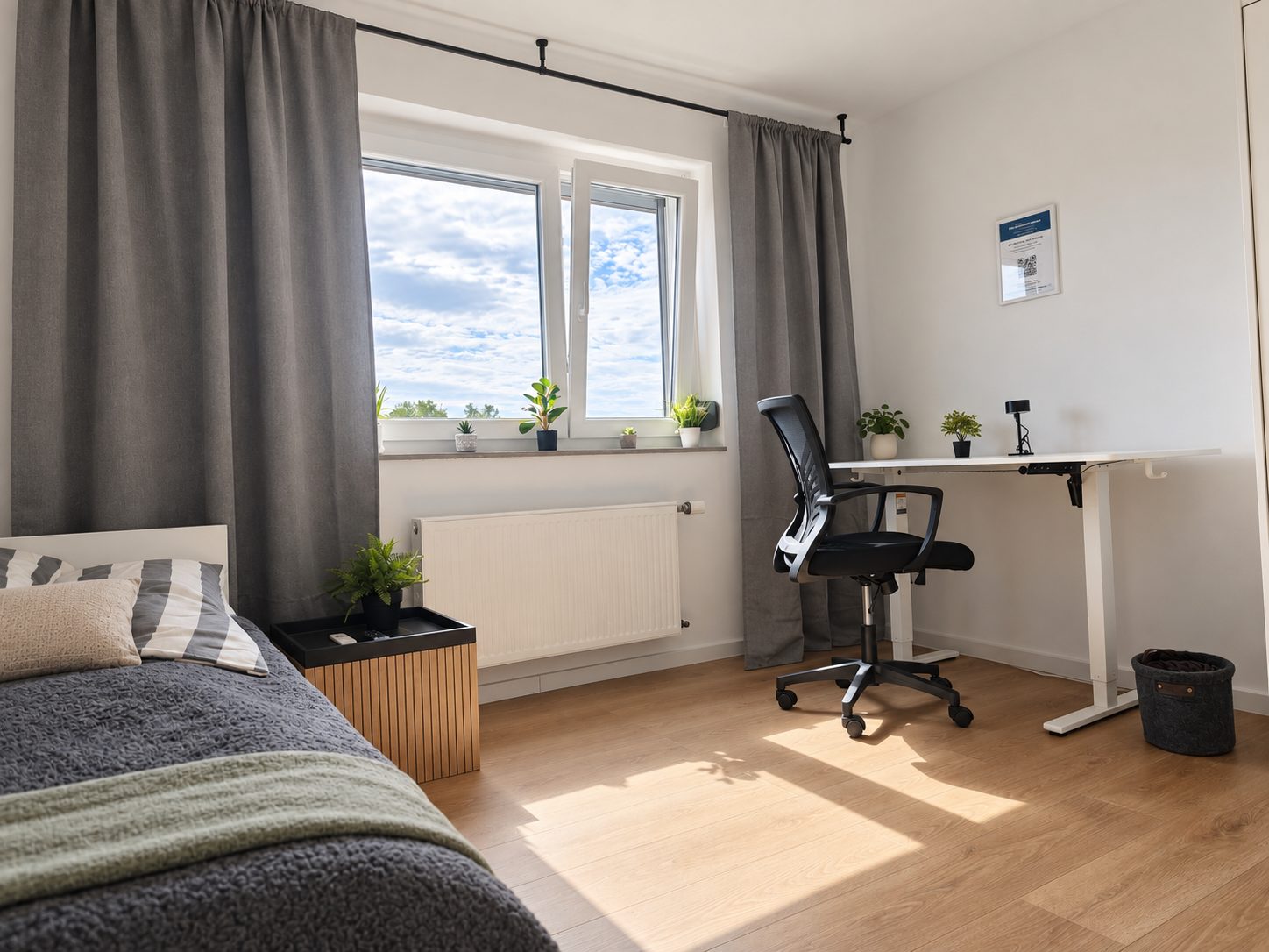 Espace de travail de la chambre 3 : bureau avec chaise ergonomique près de la fenêtre